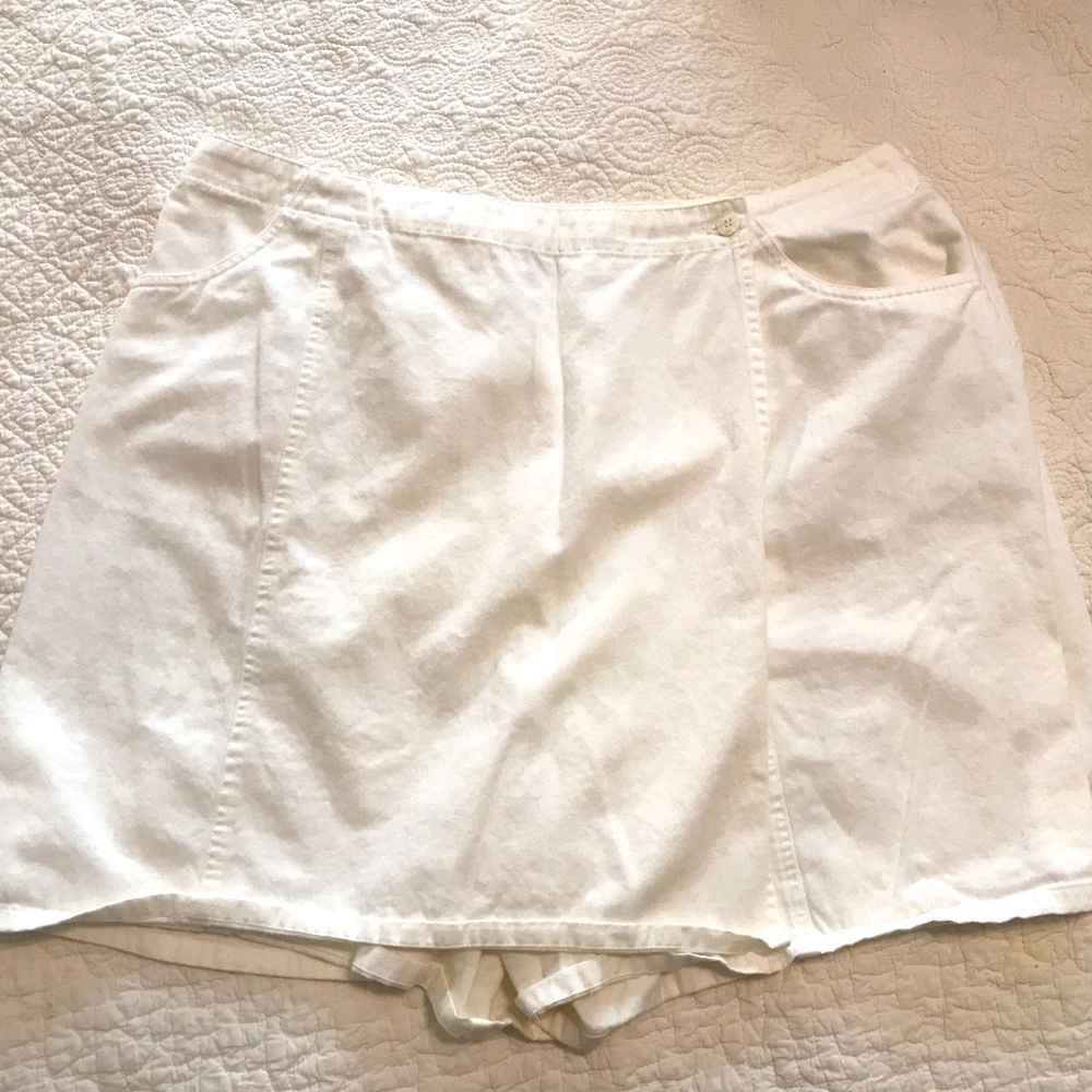 August Max Woman 💯% cotton white skort / shorts (20W)
